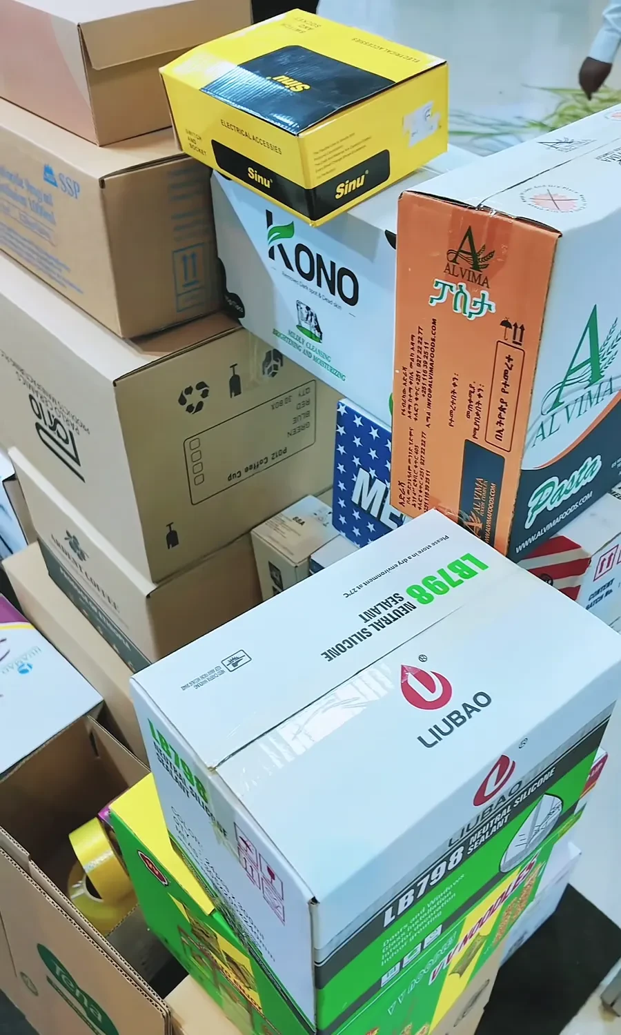 A vertical display shows packaging samples at the exhibition.